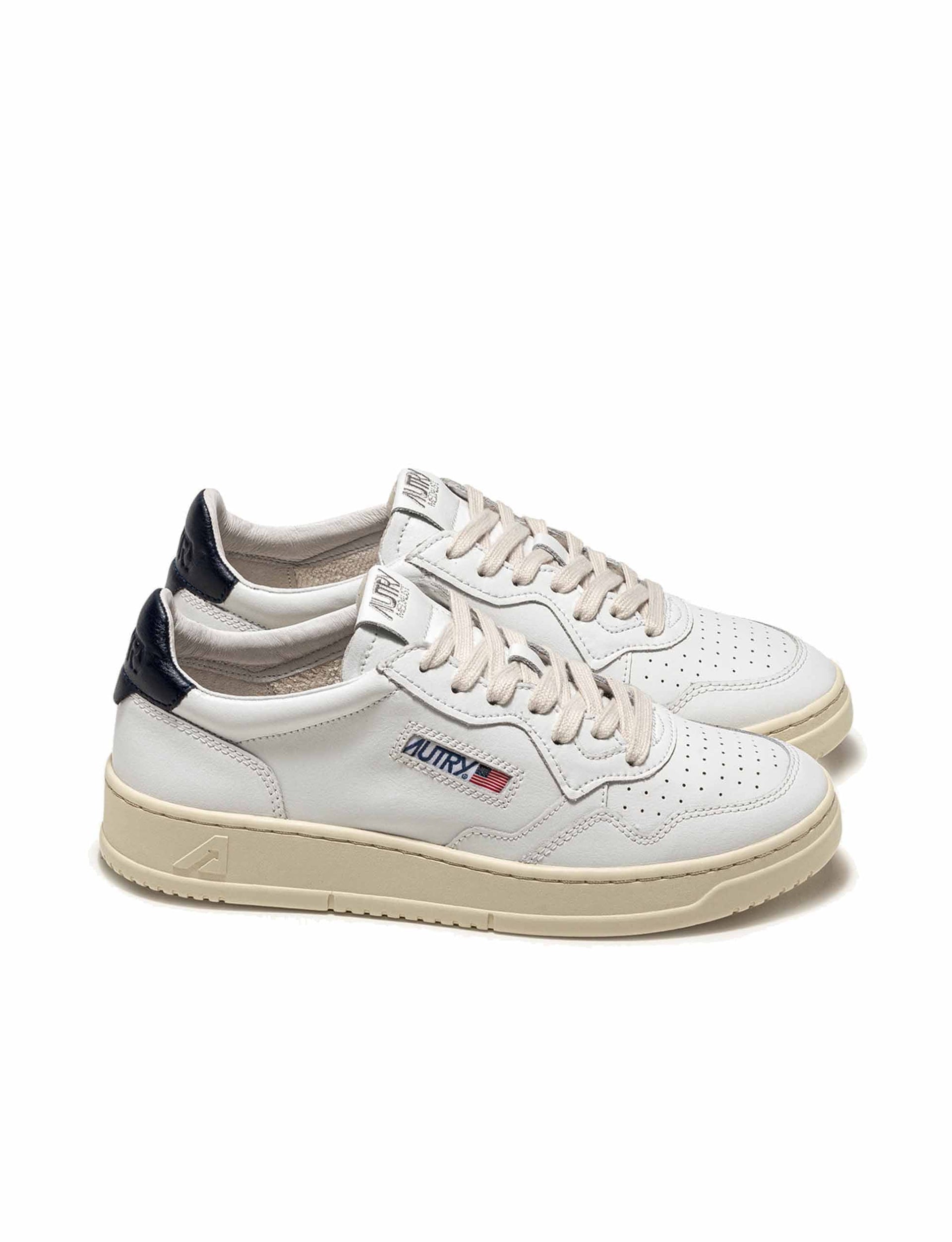 AUTRY SNEAKERS WOMAN MEDALIST LOW SNEAKERS IN LEATHER COLOR WHITE BLUE