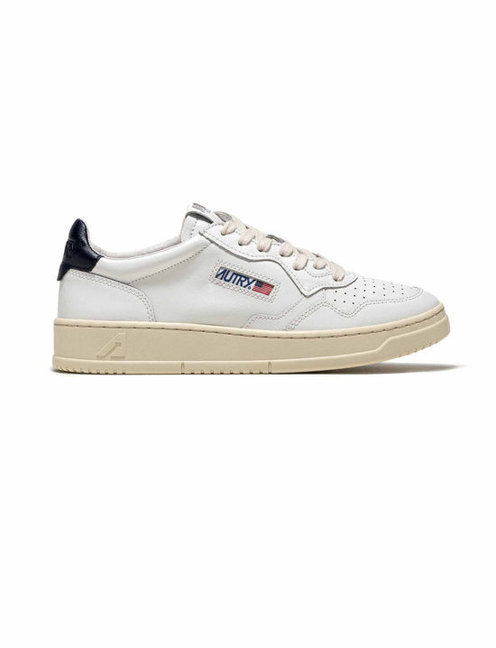 AUTRY SNEAKERS WOMAN MEDALIST LOW SNEAKERS IN LEATHER COLOR WHITE BLUE
