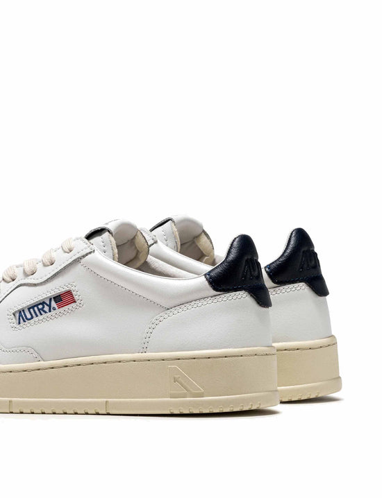 AUTRY SNEAKERS MAN MEDALIST LOW SNEAKERS IN LEATHER COLOR WHITE BLUE