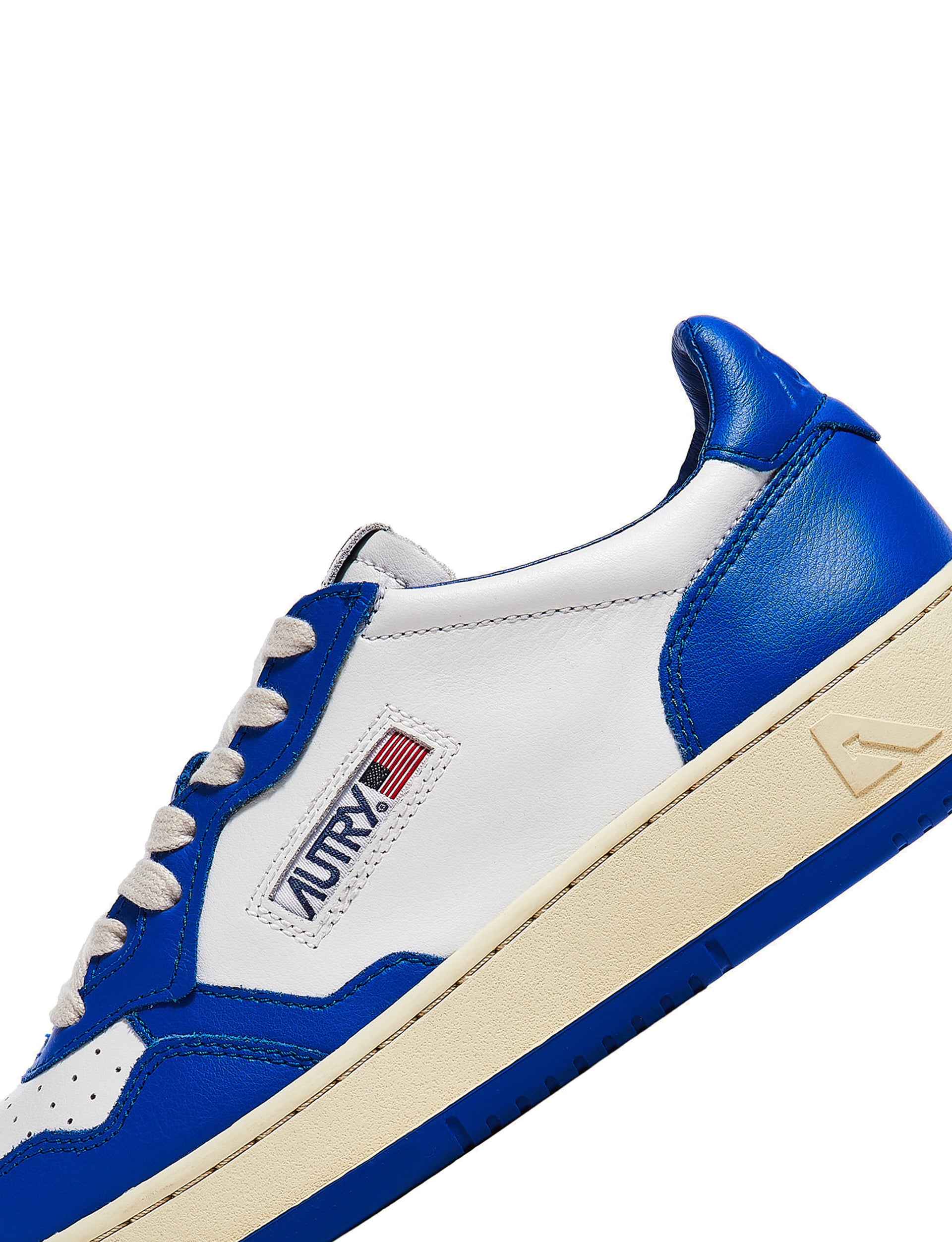 AUTRY SNEAKERS MAN MEDALIST LOW SNEAKERS IN WHITE AND AZURE LEATHER